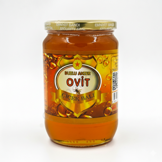 Ovit Yaylası çiçekleri ve uçuşan aralar eşliğinde doğal Ovit Çiçek Balı kavanozu